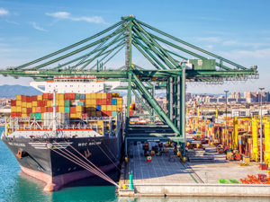 La congestión en puertos asiáticos aumenta los retrasos y presiona al alza el precio de los fletes
