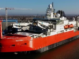 El curioso caso del barco que no cabía bajo el puente